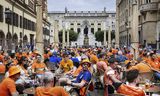 Aficionados holandeses la víspera del segundo partido del Campeonato de Europa de la selección holandesa contra Francia.