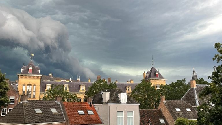 Las nubes y el centro de Den Bosch, captados desde un segundo piso (foto: Sander).