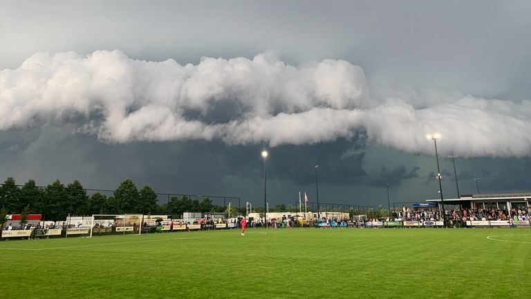 No sorprenderá a nadie que el partido entre Willem II y Quick Boys en Oisterwijk no haya finalizado el martes por la tarde (foto: Joep Staats).