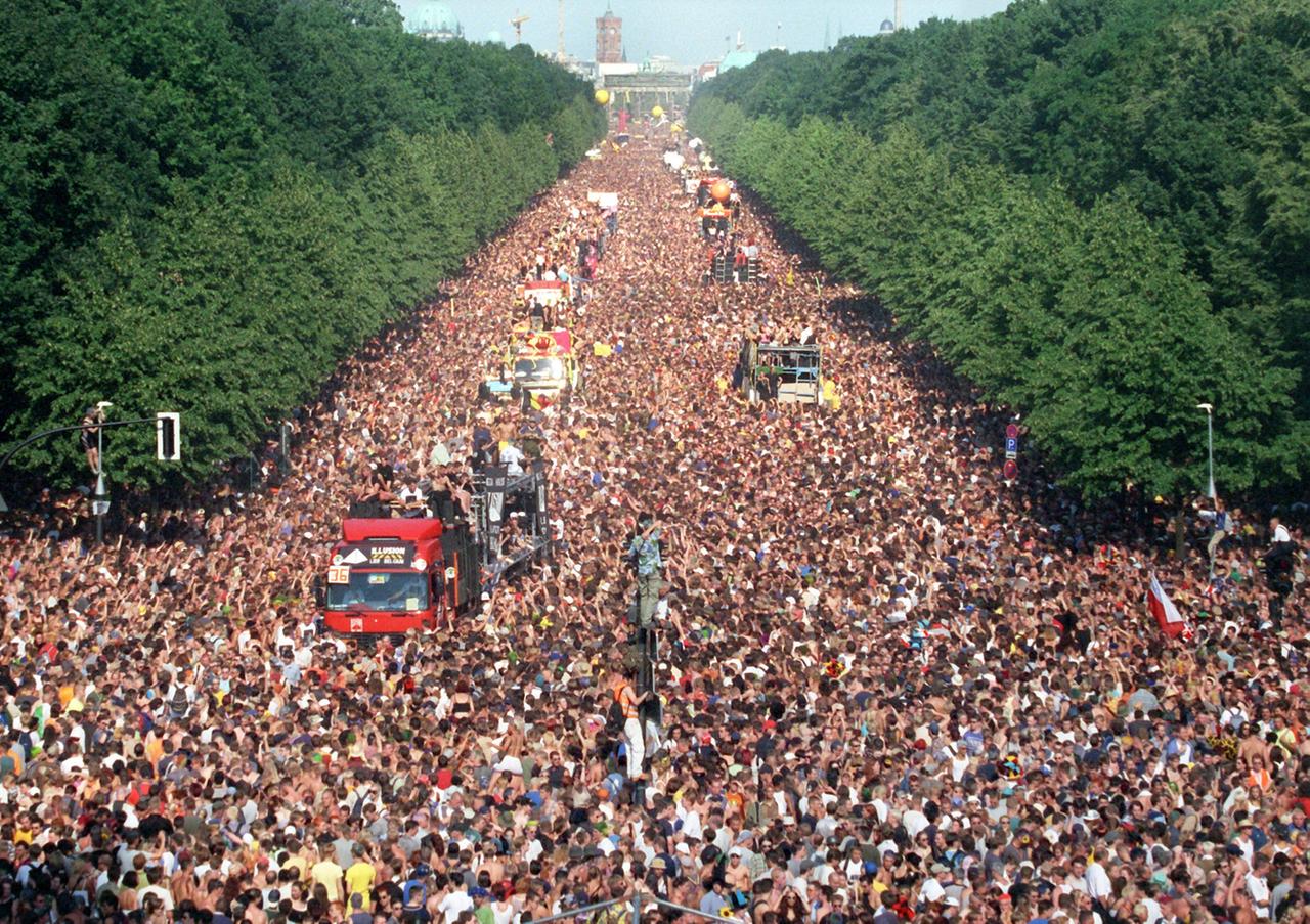 El sábado (10 de julio de 1999) los ravers desfilan por la Straße des 17. Juni en el Tiergarten de Berlín, entre la Puerta de Brandenburgo, con música techno retumbante y vibrante.