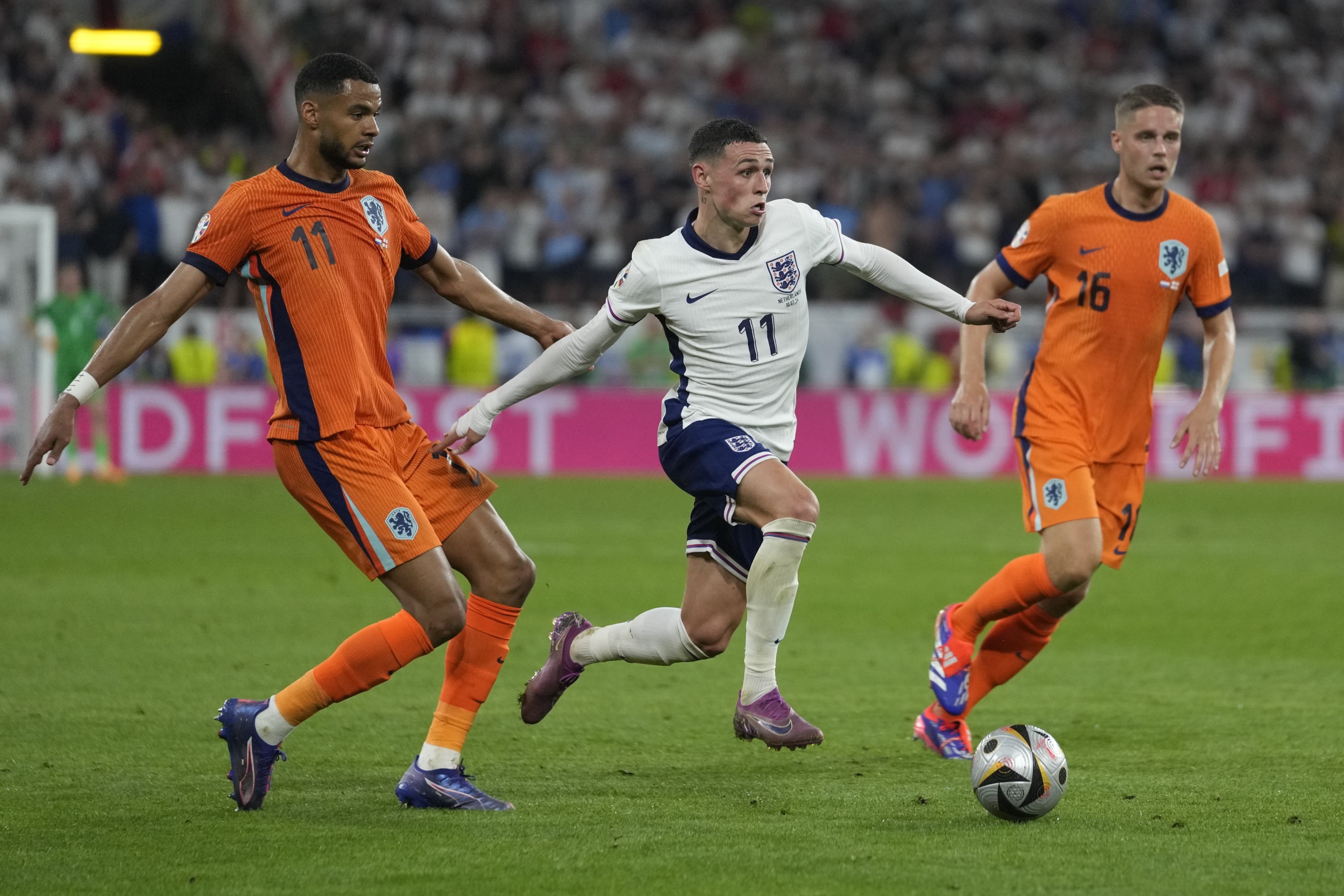 Phil Foden de Inglaterra, centro, Cody Gakpo de Holanda, izquierda, y Joey Veerman de Holanda durante un partido de semifinal entre Holanda e Inglaterra en el torneo de fútbol Euro 2024 en Dortmund, Alemania, el miércoles 10 de julio de 2024. ( Foto AP /Darko Vojinovic)