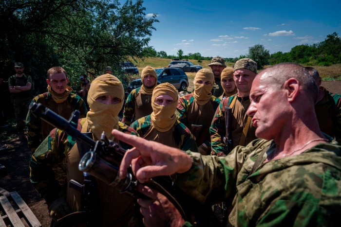 Un instructor militar ucraniano enseña a los prisioneros cómo utilizar un lanzagranadas
