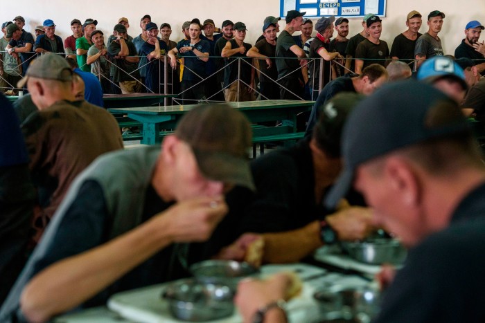 Los presos esperan en fila para el almuerzo en una prisión de la región de Dnipropetrovsk