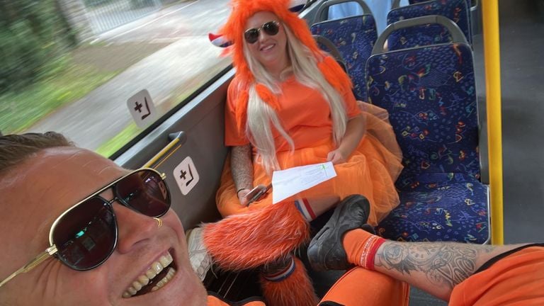 Ilona y su novio iban en el tren como auténticos aficionados de la Oranje (foto: Ilona van Ommen).