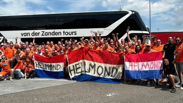 Viajaron de Helmond a Dortmund en dos autobuses (foto: Jamel Tijani).