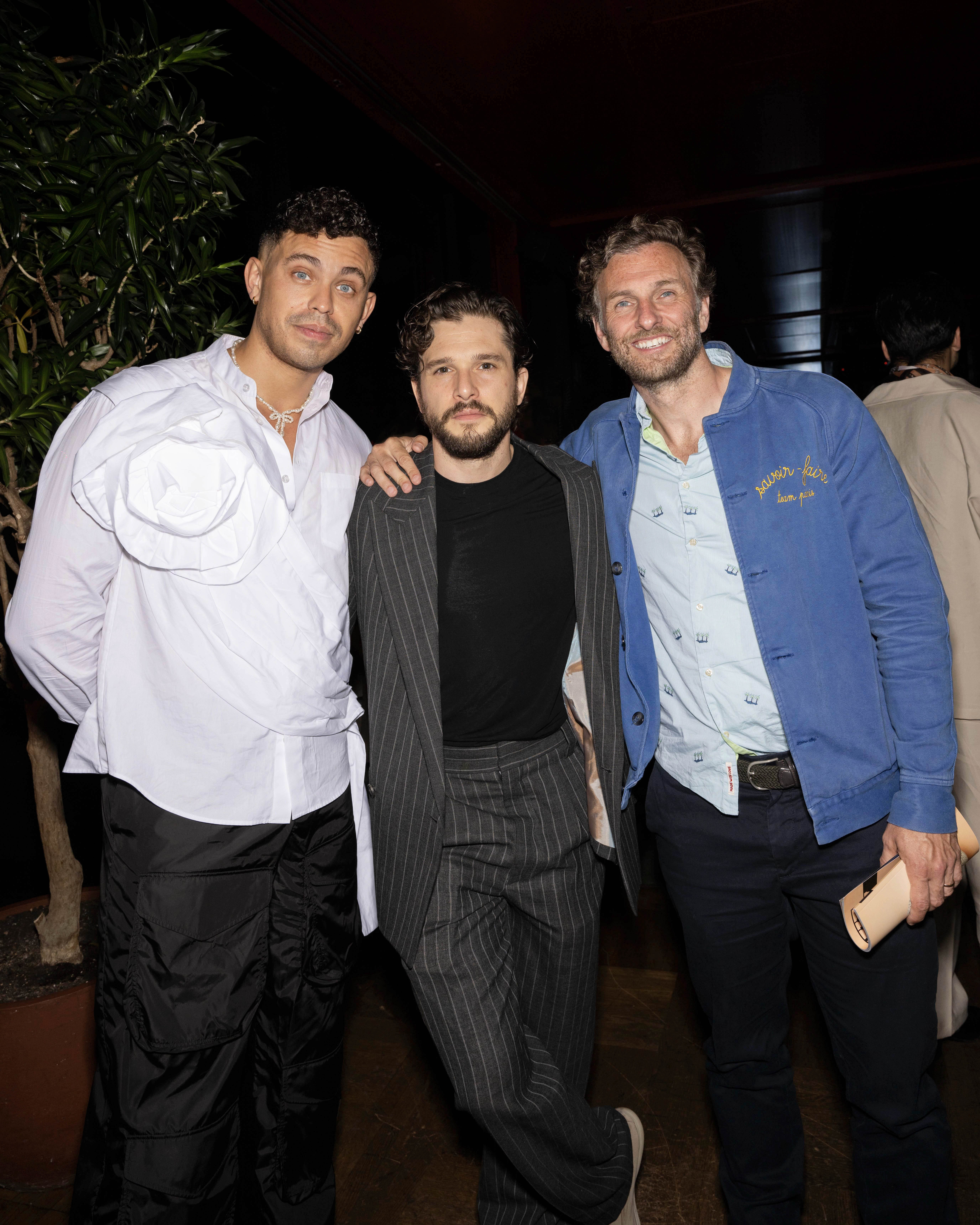 Kit Harrington, en el centro, organizó una fiesta después de la noche de apertura de su obra mientras esperaban que llegaran las críticas.