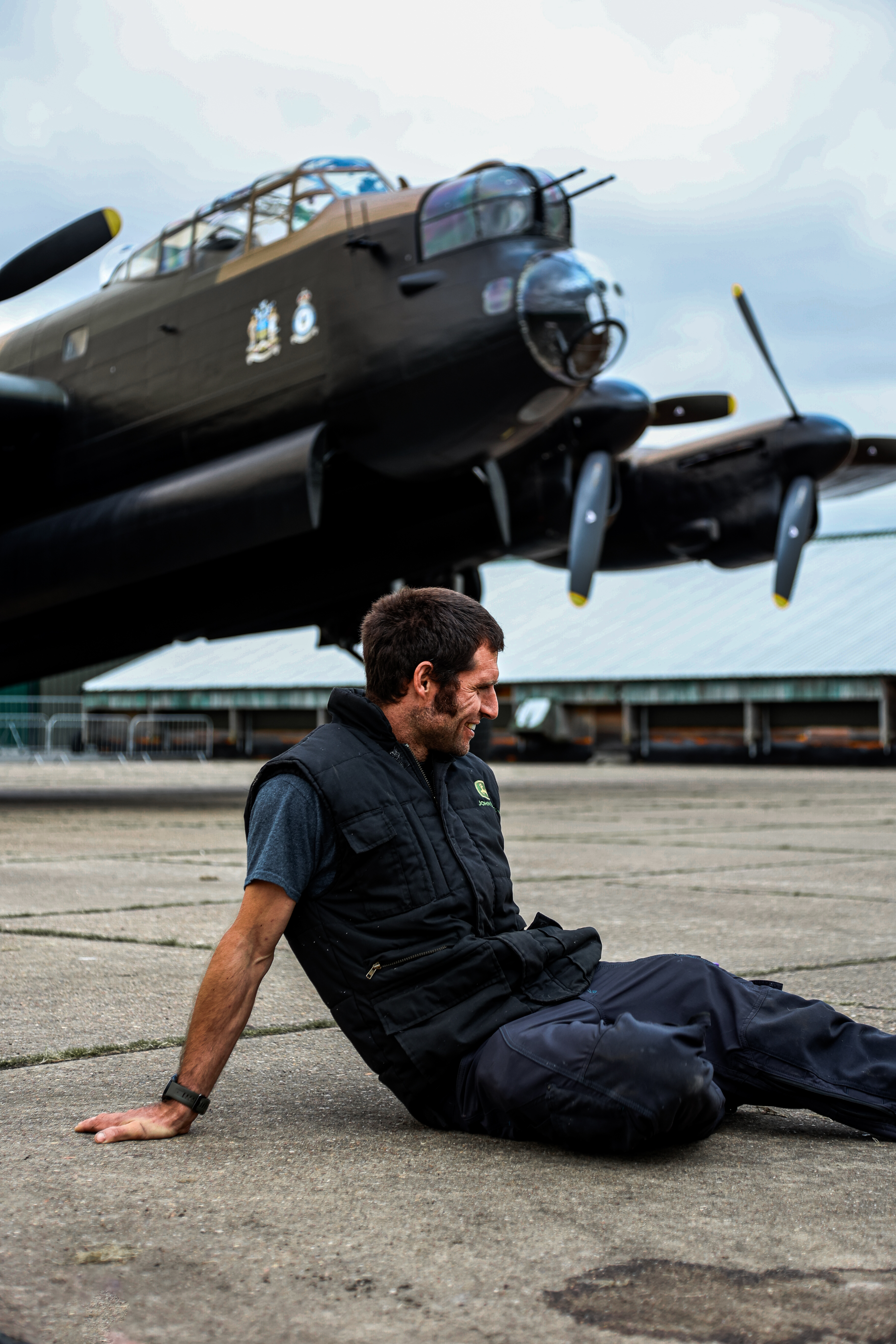 Guy Martin se sentó frente a un bombardero Lancaster