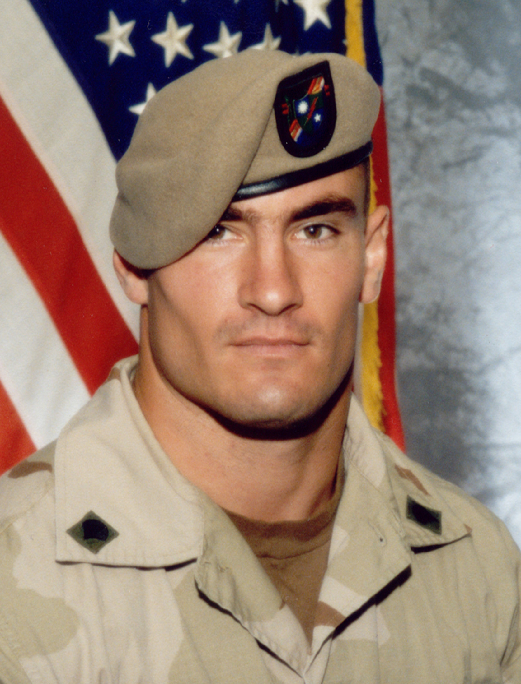 Pat Tillman fue un jugador de la NFL antes de unirse al ejército de los EE. UU. y luego murió por fuego amigo mientras servía en Afganistán.