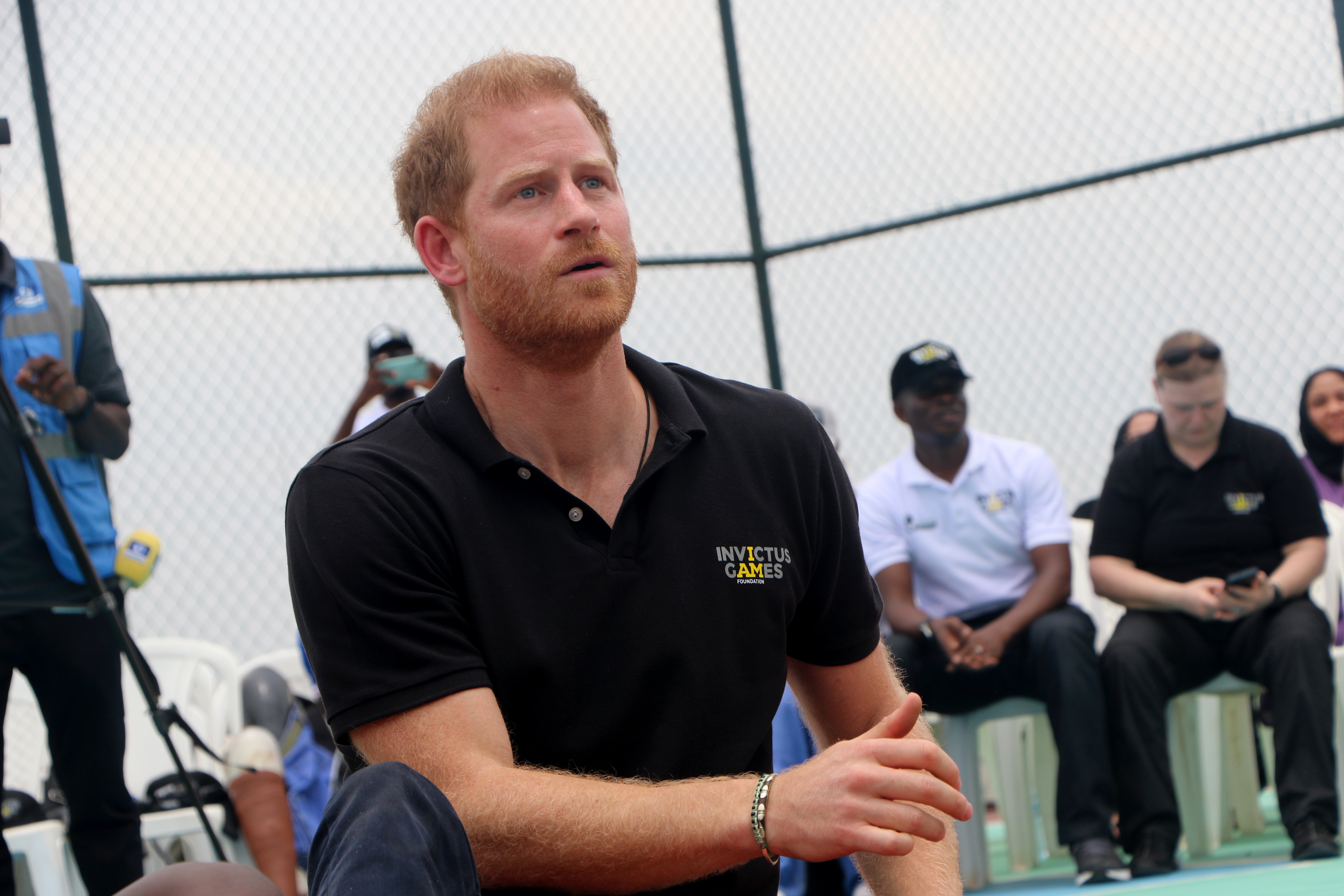 El duque y la duquesa de Sussex, en un partido de exhibición de voleibol sentados en Nigeria Unconquered durante su gira en mayo.