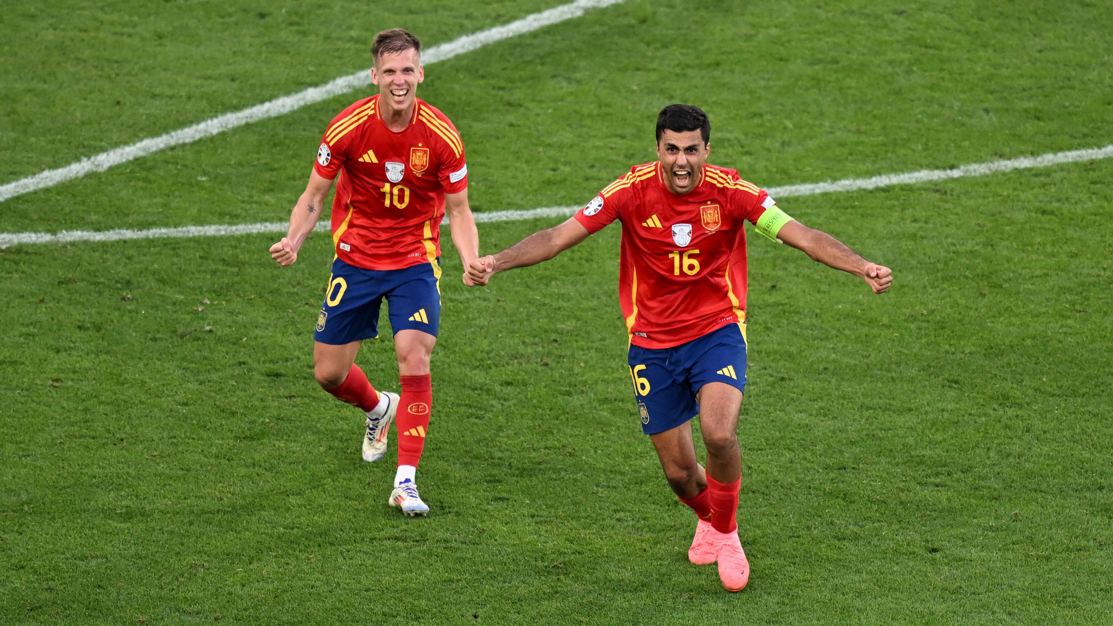Campeonato Europeo de Fútbol 2024, España - Alemania, cuartos de final el 5 de julio: Dani Olmo (izquierda) y Rodri celebran la victoria.