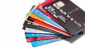 Un montón de tarjetas de crédito que simbolizan Barclays Visa