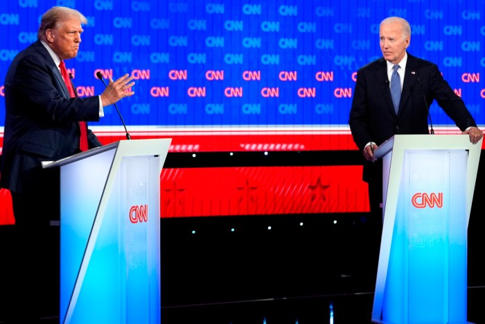 El presidente Joe Biden, a la derecha, y el candidato presidencial republicano, el expresidente Donald Trump, a la izquierda, participan en un debate presidencial organizado por CNN