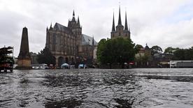 Durante las fuertes lluvias, el agua fluye sobre la plaza de la catedral frente a la Catedral de Santa María y la Iglesia Severi.