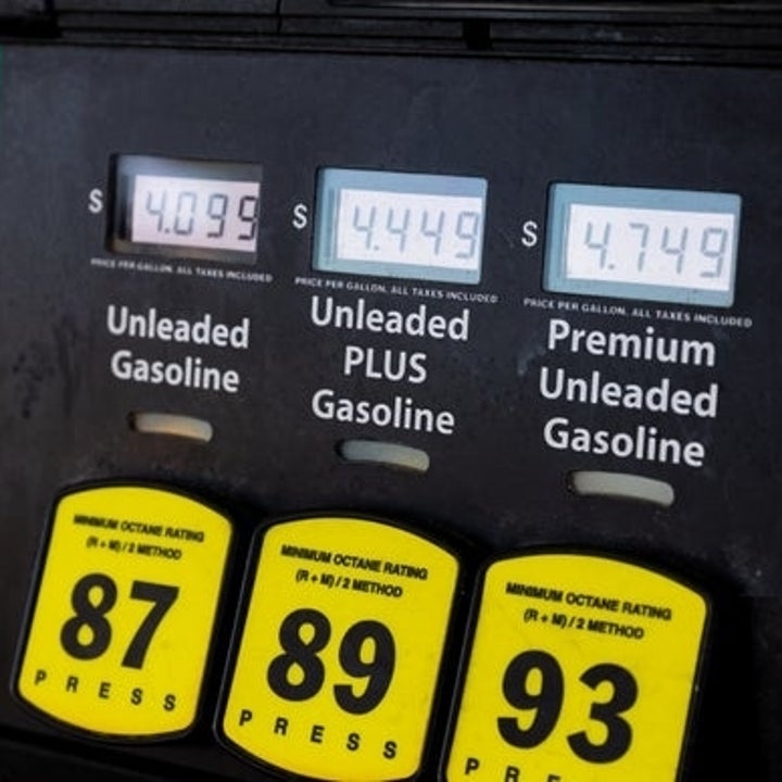 Precios de gasolina que se muestran en los surtidores para diésel, sin plomo, sin plomo plus y gasolina sin plomo premium. Los precios son $4.039, $4.449 y $4.749 respectivamente