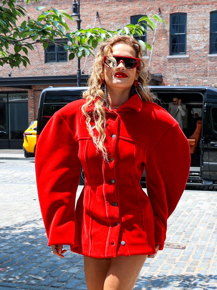 NUEVA YORK, NY - 9 DE JULIO: Rita Ora es vista afuera del Hotel Gansevoort el 9 de julio de 2024 en Nueva York C...