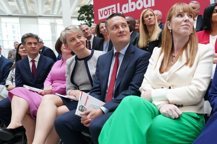 Ed Miliband, Yvette Cooper, Wes Streeting y Angela Rayner escuchan a Starmer lanzar el manifiesto electoral del Partido Laborista el mes pasado