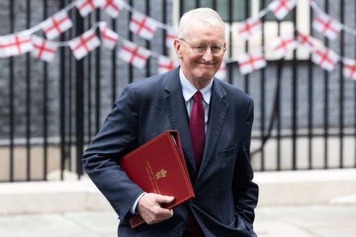 La secretaria de Estado para Irlanda del Norte, Hilary Benn, en Downing Street el martes