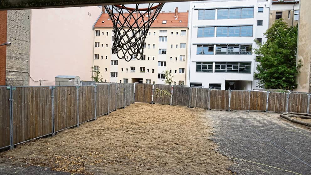 Se limpiaron las canchas de baloncesto y de lanzamiento de tierra excavada en la obra vecina, pero no pasó nada más.  Aquí, en el mejor de los casos, se puede jugar al voleibol de playa...