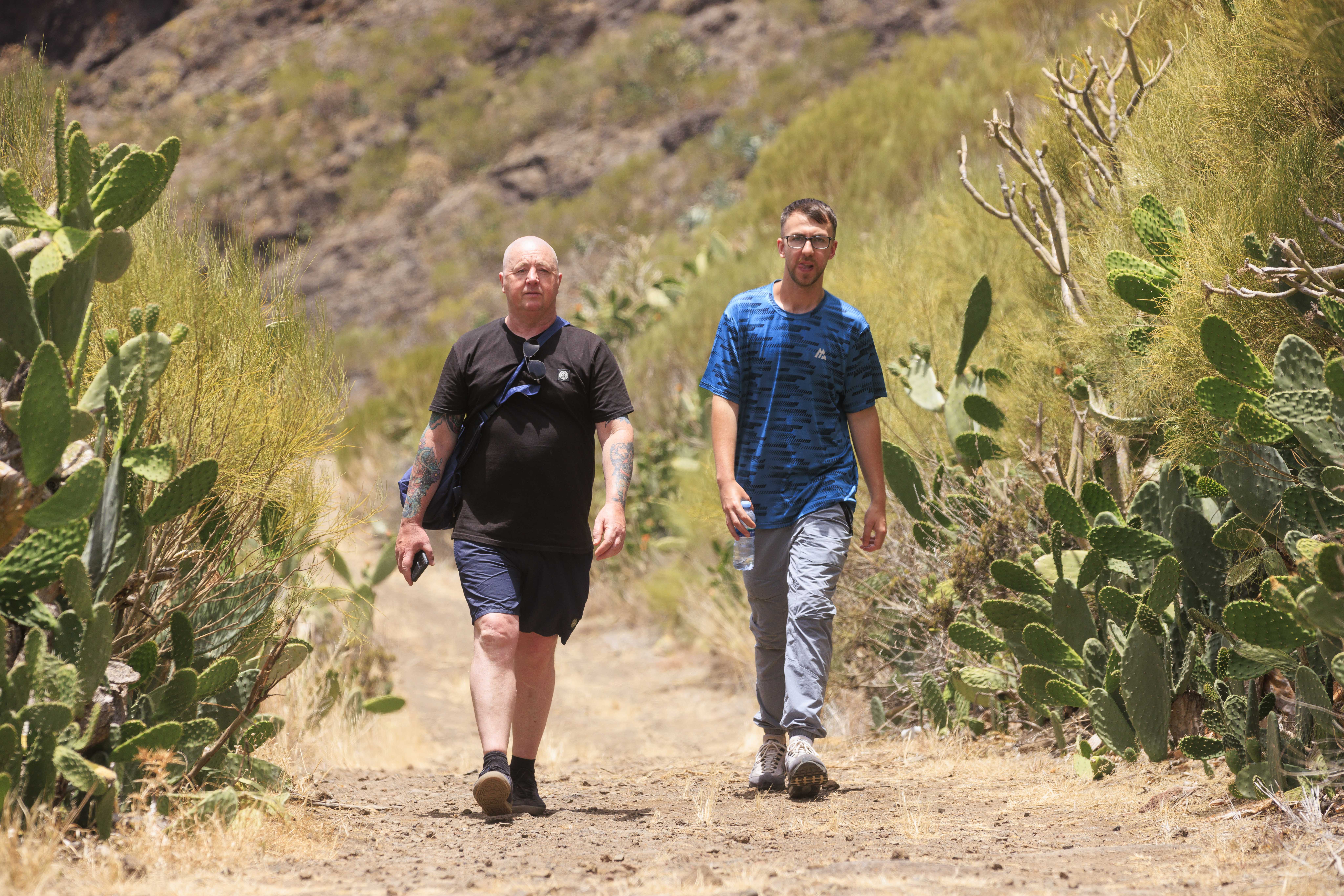 El padre de Jay, Warren, y su hermano Zak recorren el paisaje después de que la policía cancelara la búsqueda.