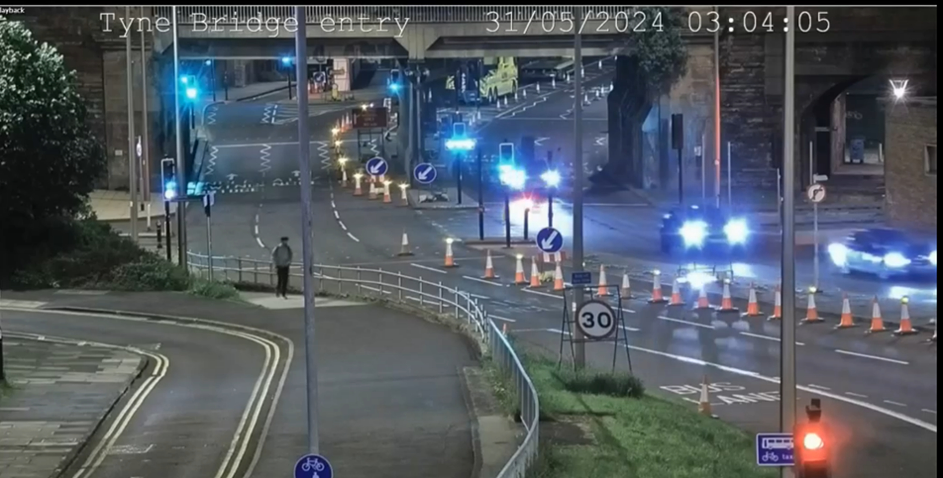 Fotografía de la cámara de tráfico de un Audi Q5 conducido por Darryl Anderson, de 38 años (segundo vehículo a la derecha) cruzando el puente Tyne, antes de la colisión