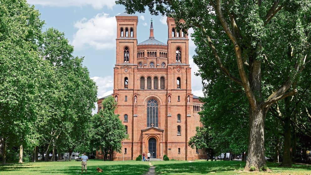 La iglesia de Santo Tomás en Mariannenplatz en Kreuzberg es del siglo XIX.