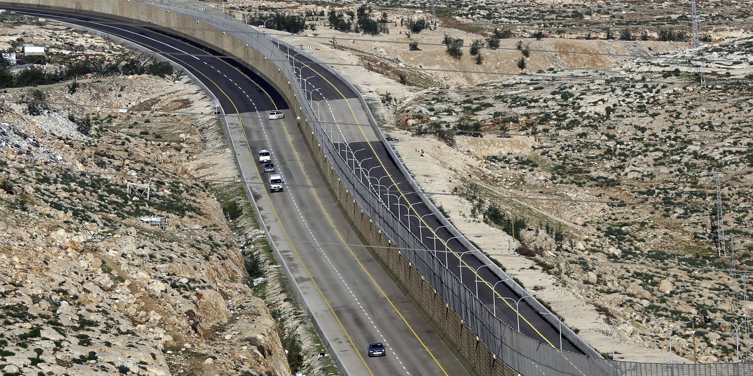 Muro entre israelíes y palestinos en nueva carretera