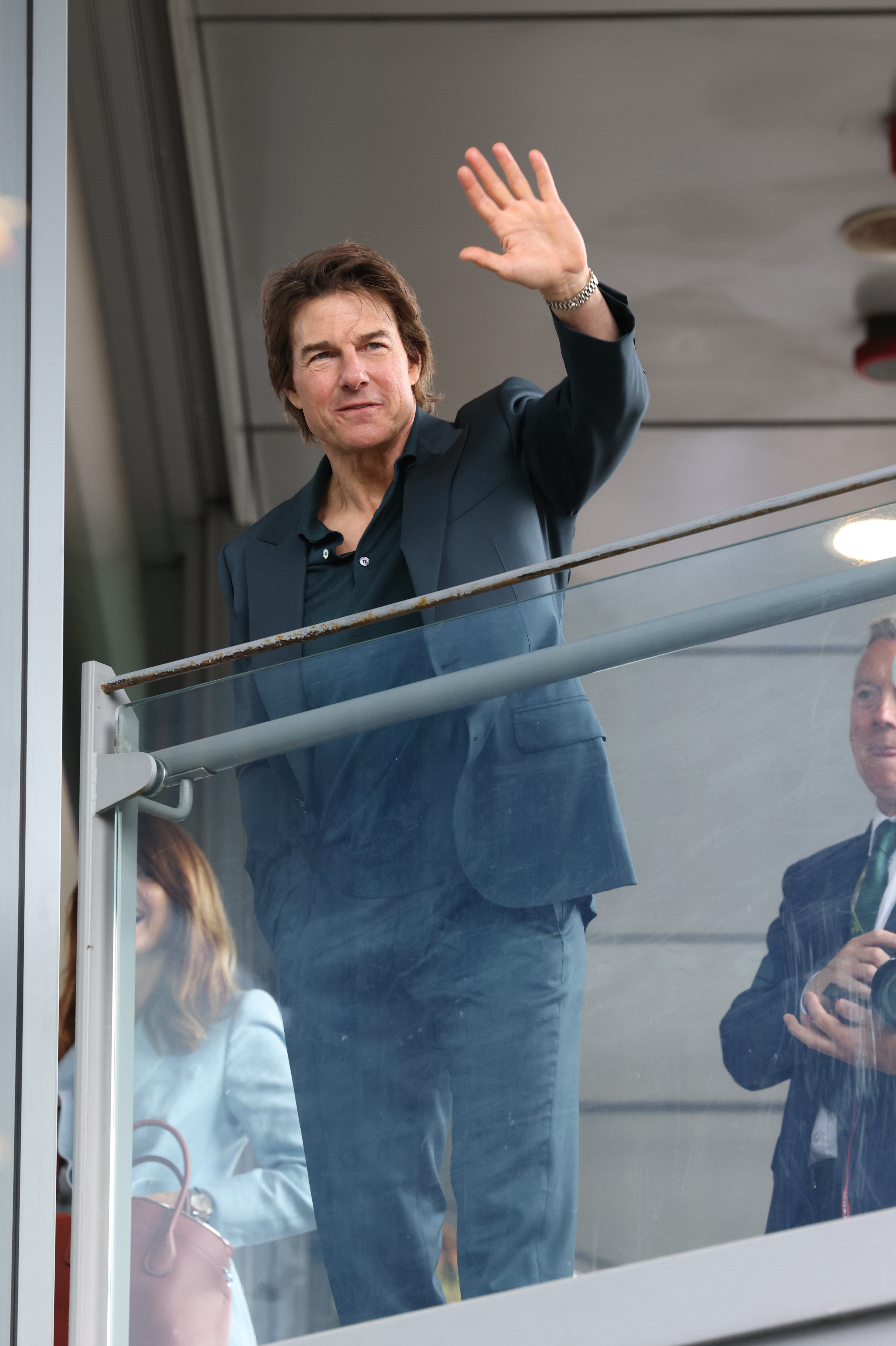 Tom Cruise saludó a sus fans desde la zona de hospitalidad