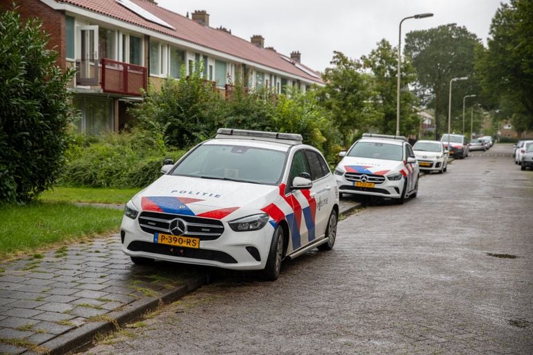Coches de policía en Burgemeester Freijterslaan en Roosendaal (foto: Christian Traets/SQ Vision).