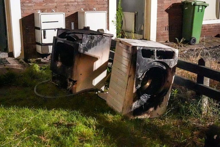 La secadora y la lavadora quedaron destruidas en el incendio de Helmond (foto: Harrie Grijseels/SQ Vision).