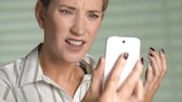 La mujer parece enojada con un teléfono inteligente