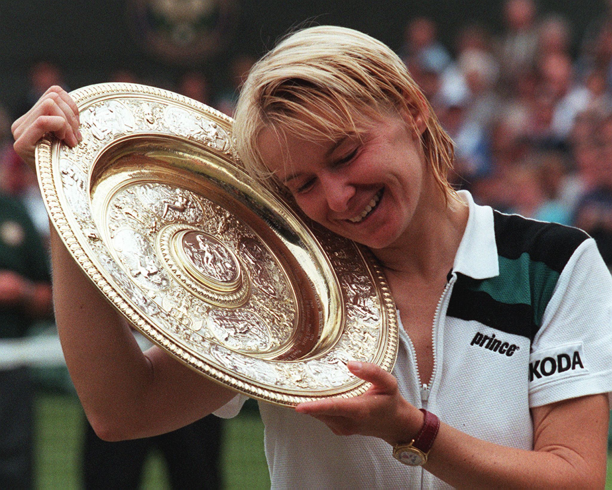 Ella consiguió tener el trofeo en sus manos en 1998.
