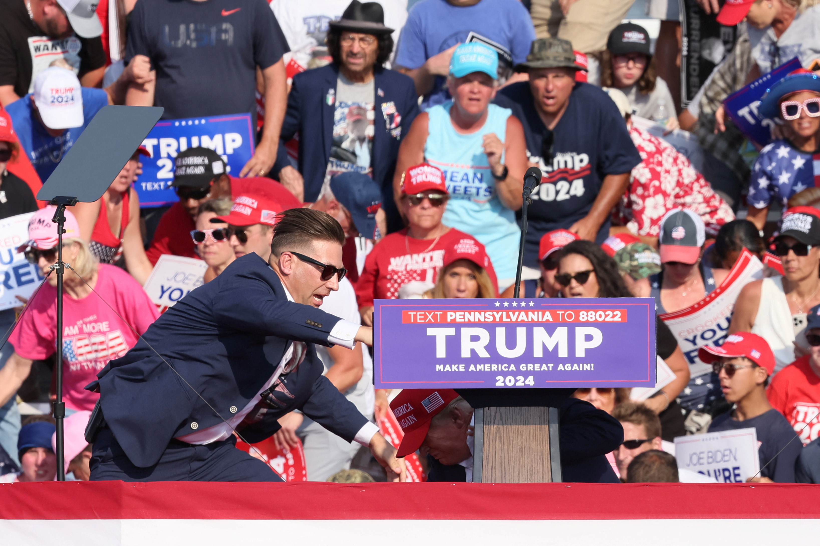 Los agentes le dicen a Trump que se agache mientras saltan sobre él.