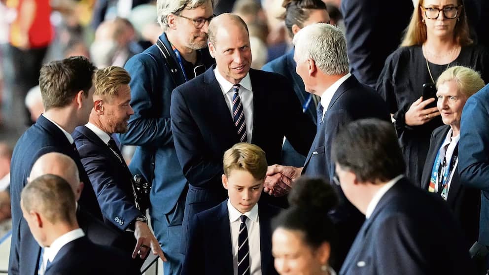 El príncipe William junto a su hijo el príncipe George en las gradas