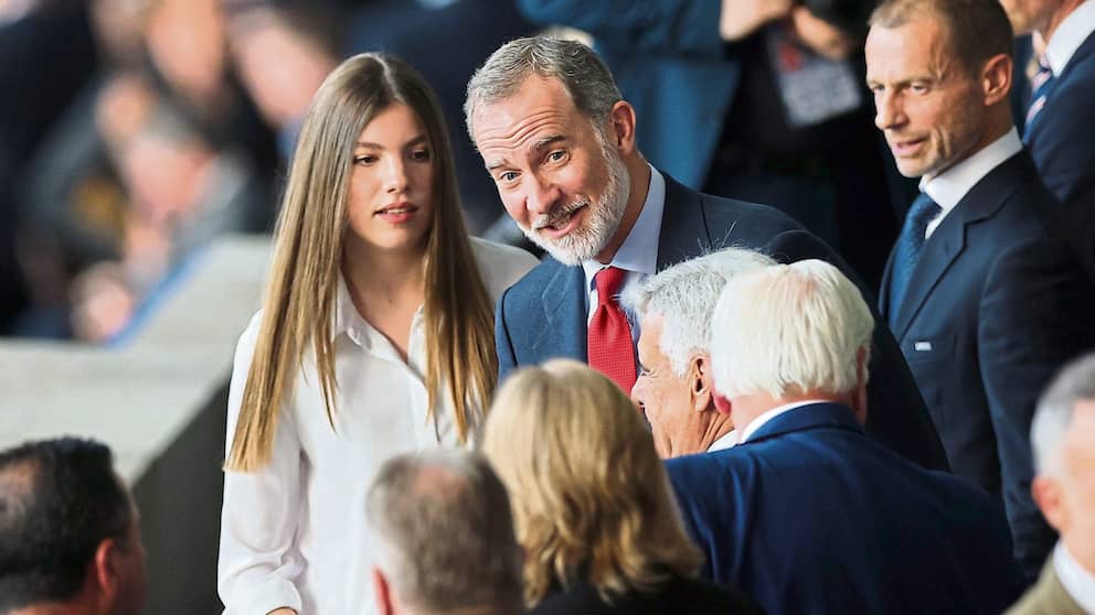 El rey español Felipe VI.  con su hija la Princesa Sofía (17) en el Estadio Olímpico