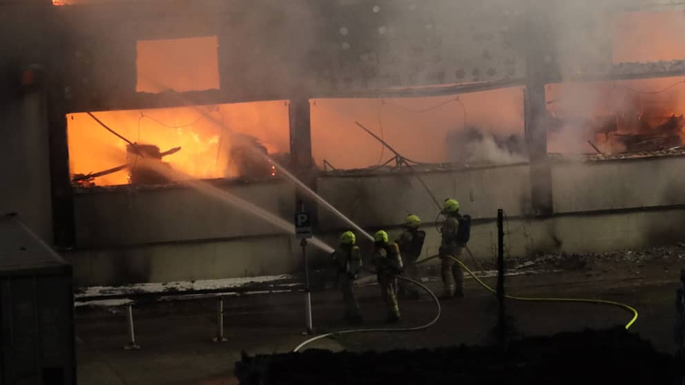 Más de 100 bomberos luchan contra las llamas