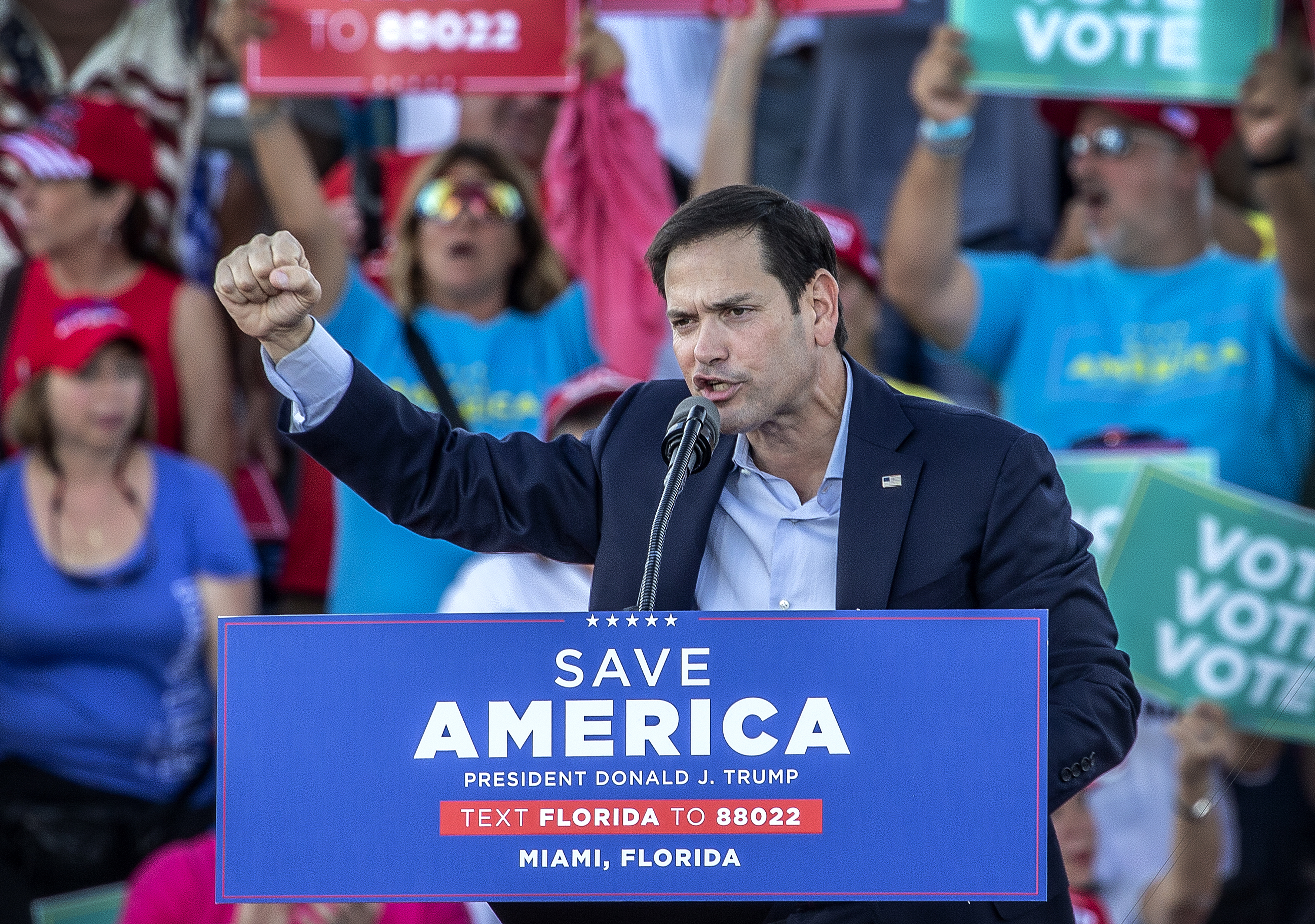 Marco Rubio fotografiado hablando en un mitin de campaña con el expresidente estadounidense Donald Trump en apoyo a la reelección de Rubio en las elecciones intermedias, en Miami, Florida, el 6 de noviembre de 2022.