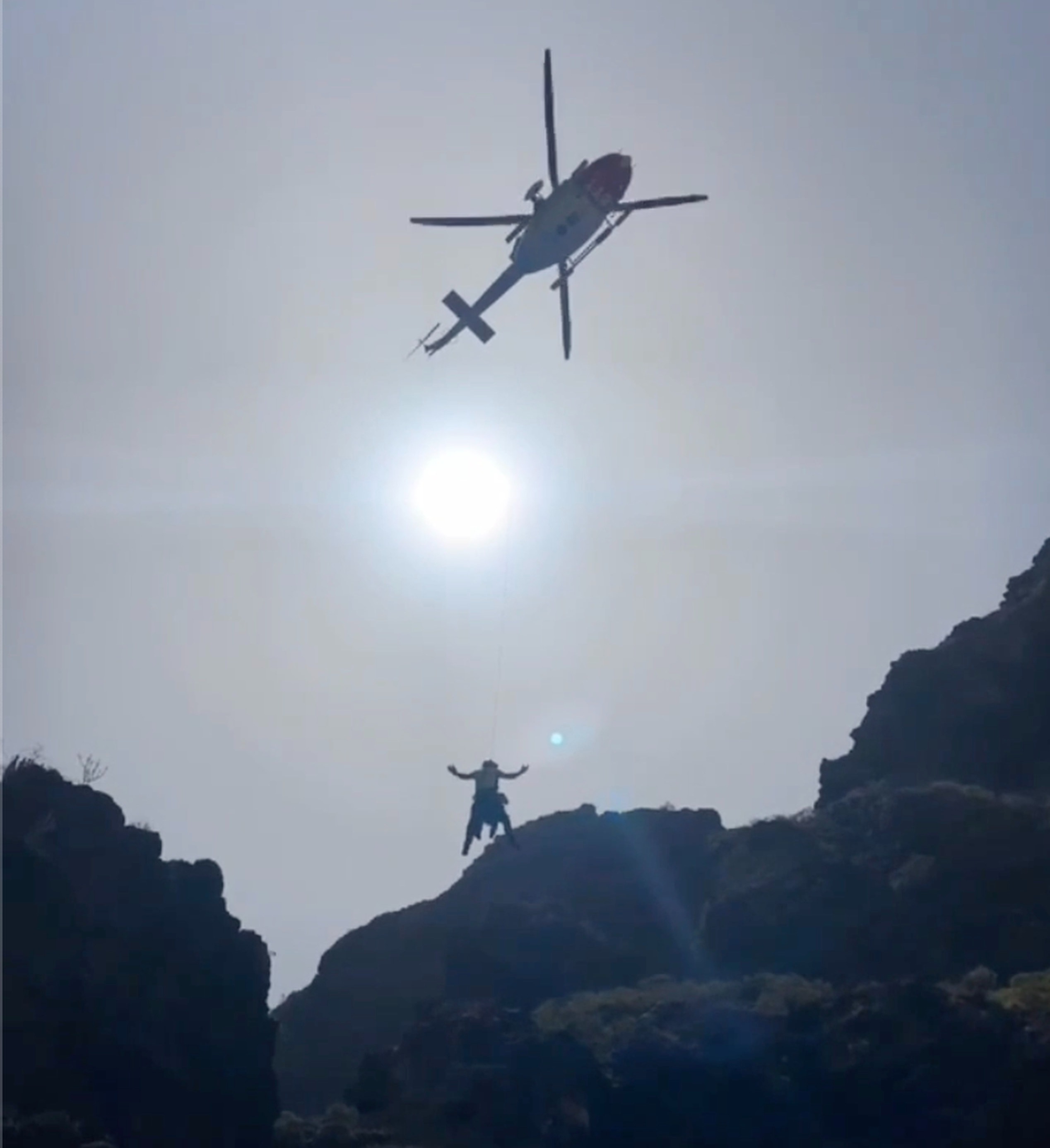 El momento en que los equipos de rescate realizan un traslado aéreo en helicóptero en el área donde se encontró un cuerpo en la búsqueda de Jay