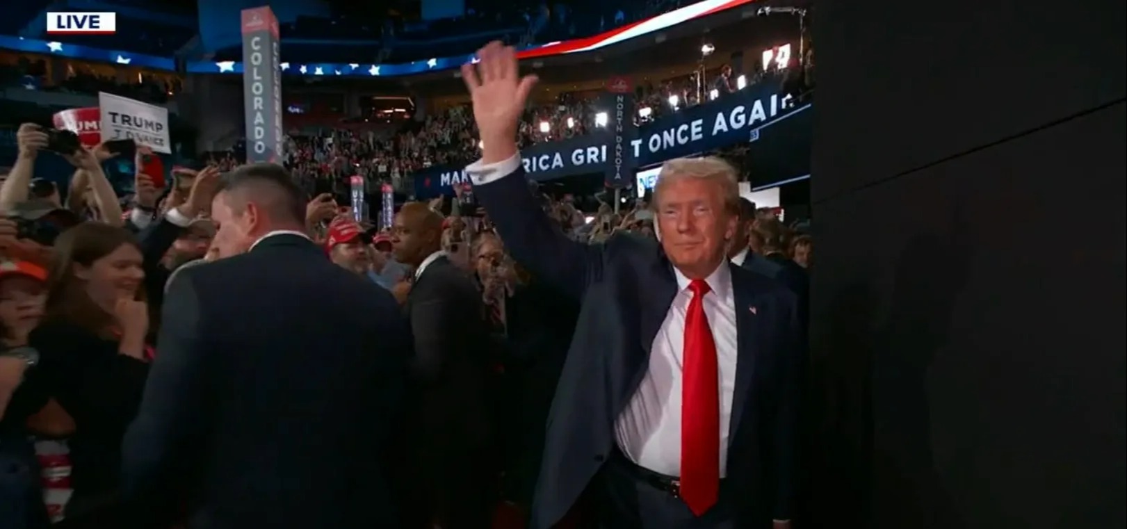 Trump se dirigió al escenario durante una introducción en la que el expresidente estuvo a punto de llorar mientras se abría paso entre la multitud.