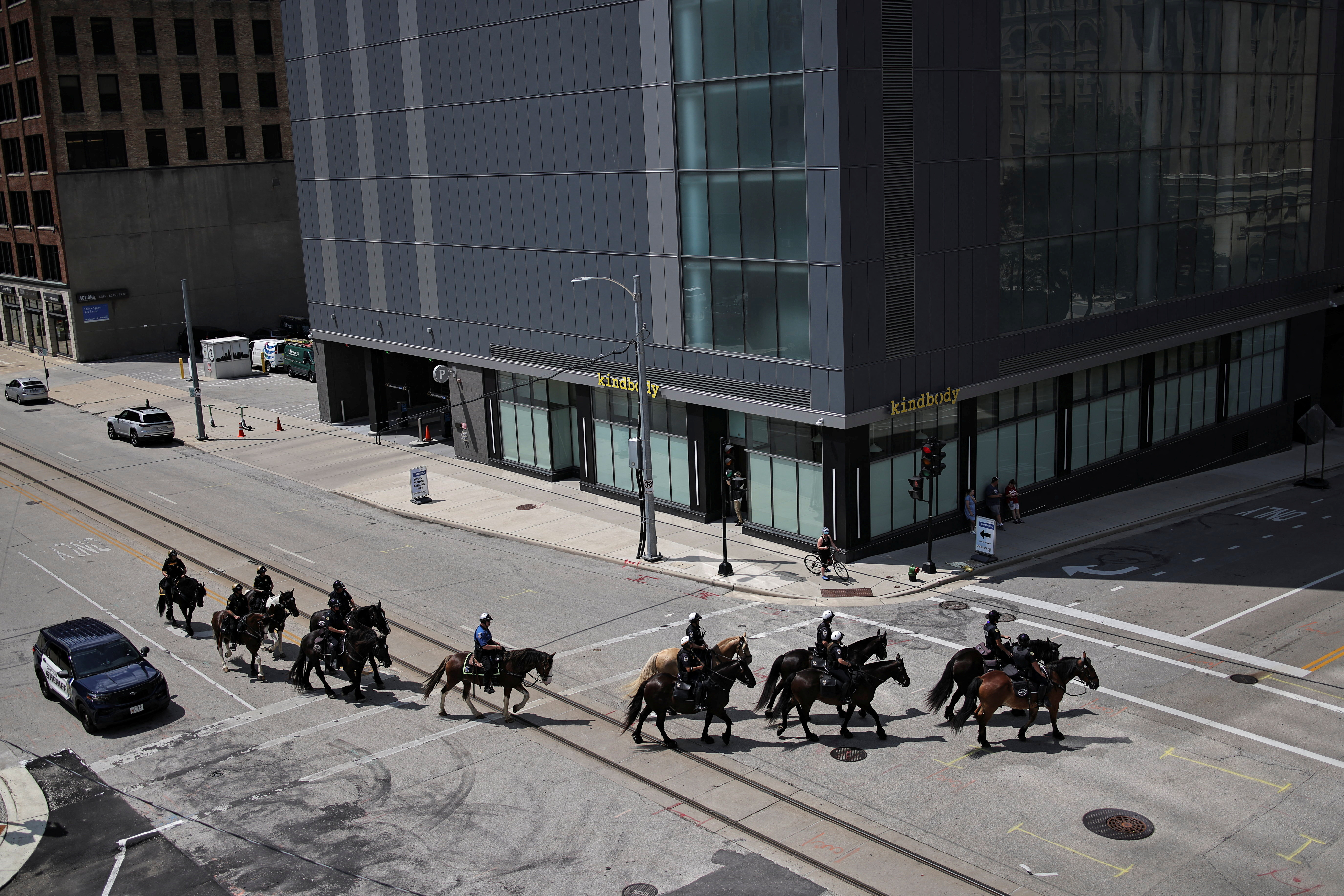 Agentes de policía montados a caballo vigilan el área alrededor del Fiserv Forum, sede de la Convención Nacional Republicana en Milwaukee