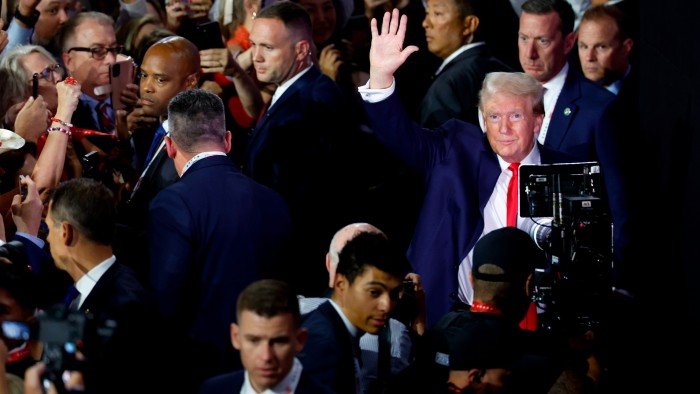 El candidato presidencial republicano Donald Trump llega al primer día de la Convención Nacional Republicana en Milwaukee, Wisconsin, el 15 de julio de 2024 