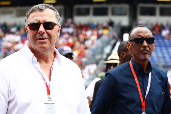 Patrick Pouyanné, director general de Total, y Paul Kagame, presidente de Ruanda, en el Gran Premio de Fórmula 1 de Mónaco de 2022