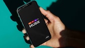 Logotipo de música RTL+ en el teléfono inteligente en la mano