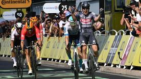 Jasper Philipsen celebra al finalizar la 16ª etapa del Tour de Francia