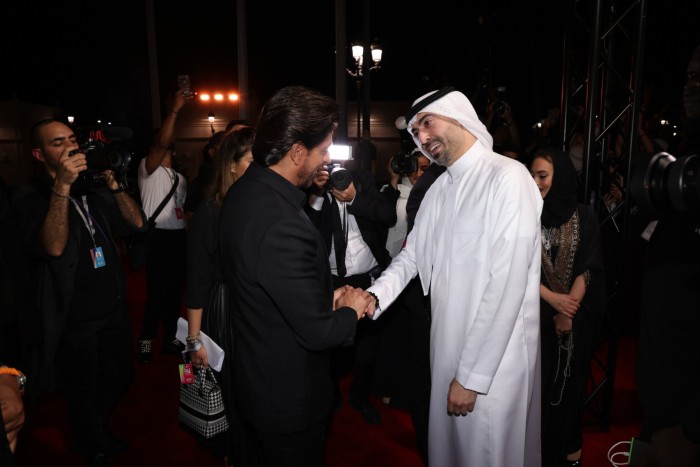 El actor indio Shah Rukh Khan, a la izquierda, con el director del Festival Internacional de Cine del Mar Rojo, Mohammed Al Turki, en el evento de 2022 en Yeddah