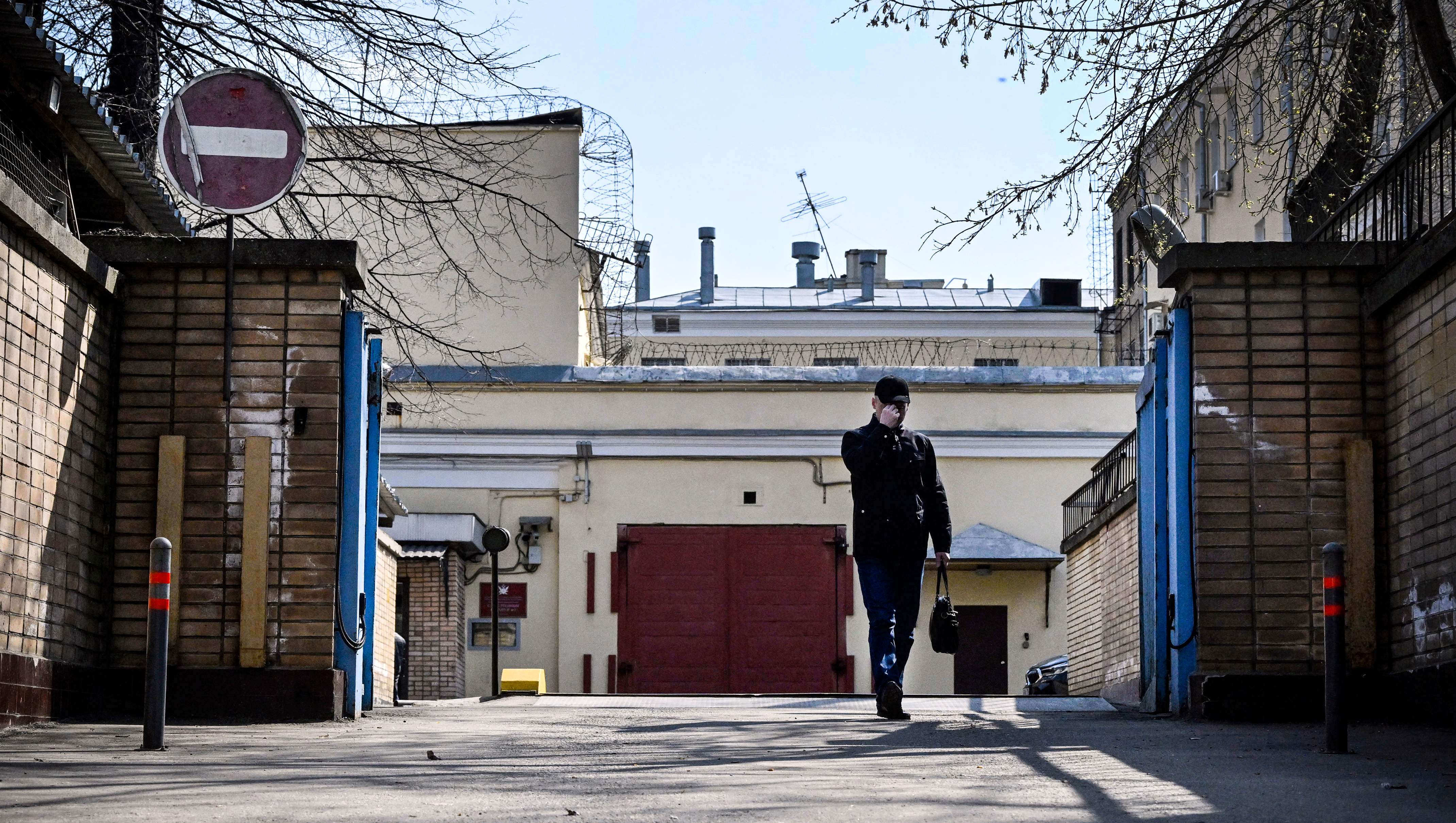 Afuera de la entrada de la prisión de Lefortovo, donde Evan estuvo detenido, conocida por albergar a disidentes políticos
