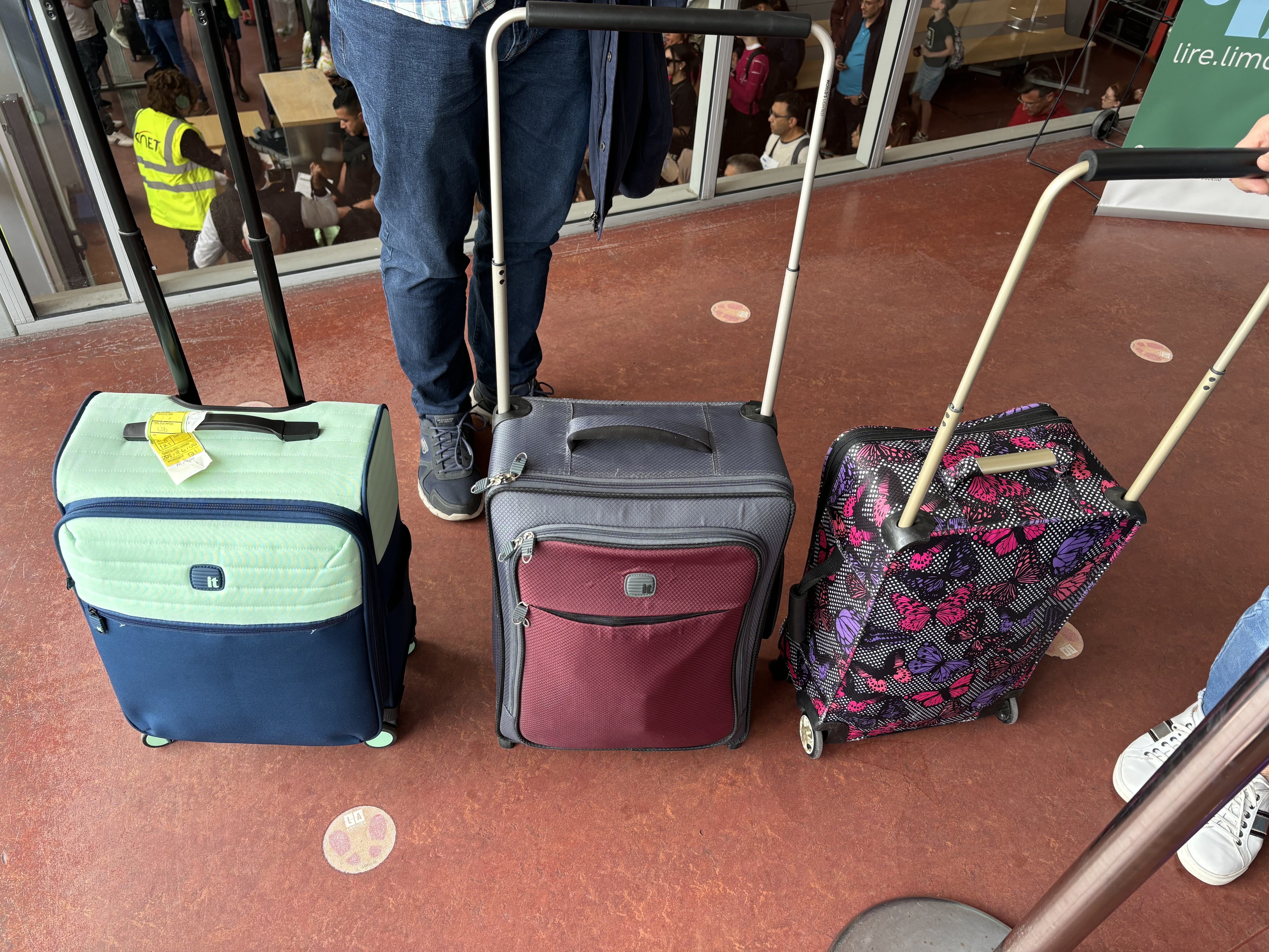 Algunas maletas serán revisadas por el personal, mientras que otras no.
