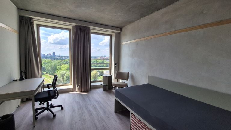 Uno de los muchos estudios de los pisos de estudiantes con una vista espectacular de Eindhoven (foto: Collin Beijk)