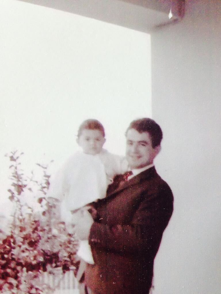 John (izquierda) y su padre en Chipre antes de la invasión de 1974