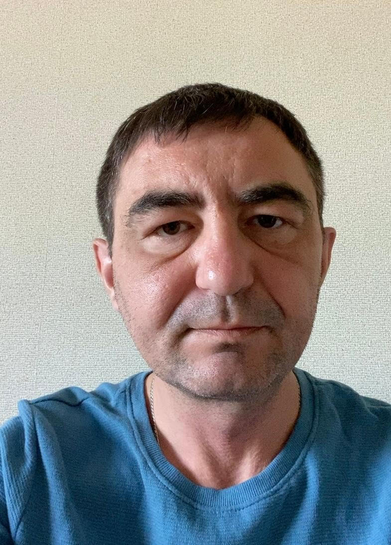 Igor, de 49 años, dice que ha estado viviendo en Letonia para escapar de los intentos de asesinato.