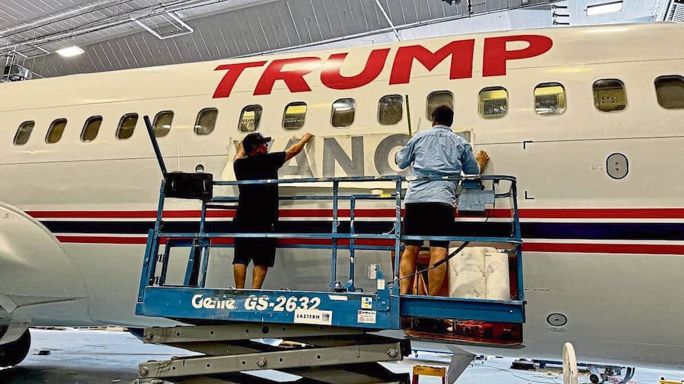 En el astillero, el Boeing estaba cubierto con las letras Trump y Vance.